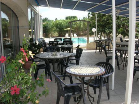 Les Mimosas Hotel Lunel  Buitenkant foto