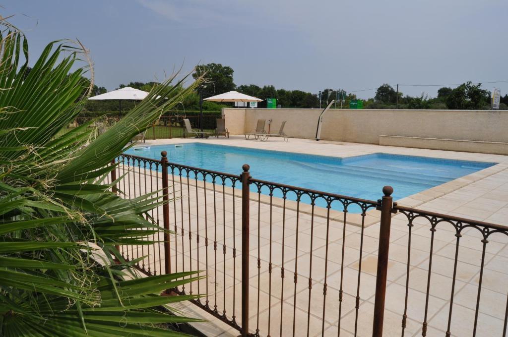 Les Mimosas Hotel Lunel  Buitenkant foto
