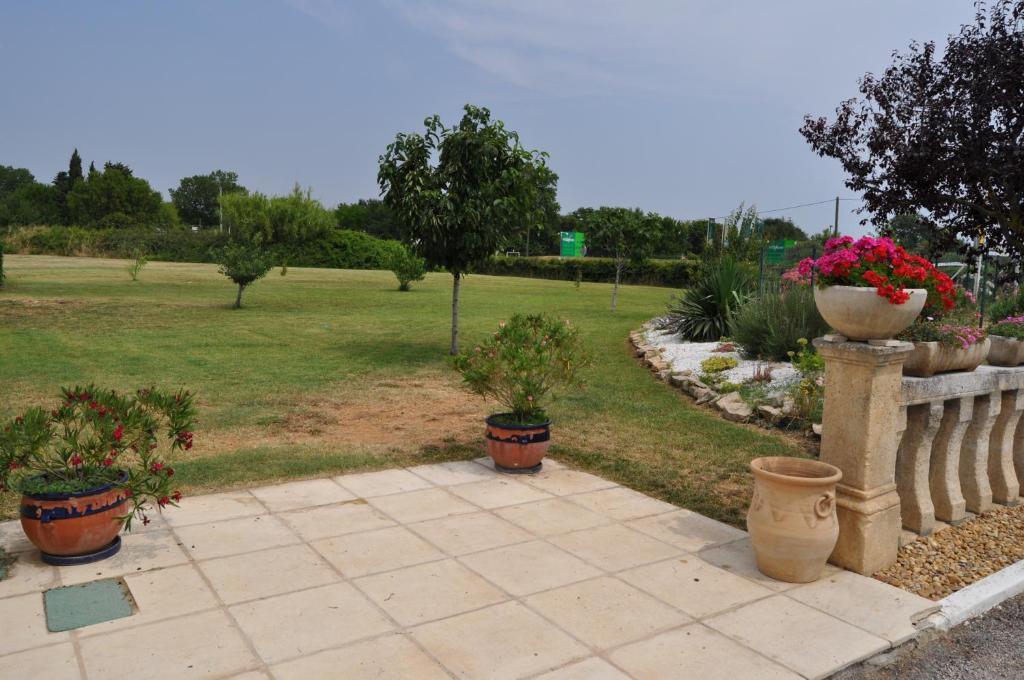 Les Mimosas Hotel Lunel  Buitenkant foto